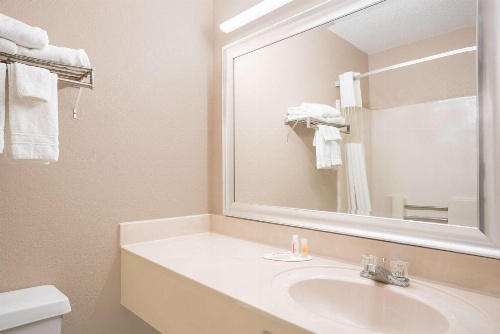 Days Inn by Wyndham Mankato image 4